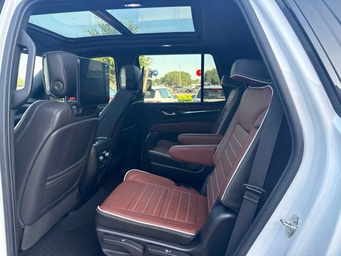 Used 2023 GMC Yukon Denali Ultimate AWD/4WD image 5