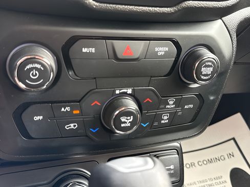 Used 2018 Jeep Renegade Altitude AWD/4WD image 27