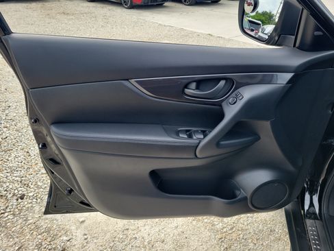 Used 2020 Nissan Rogue S FWD image 19