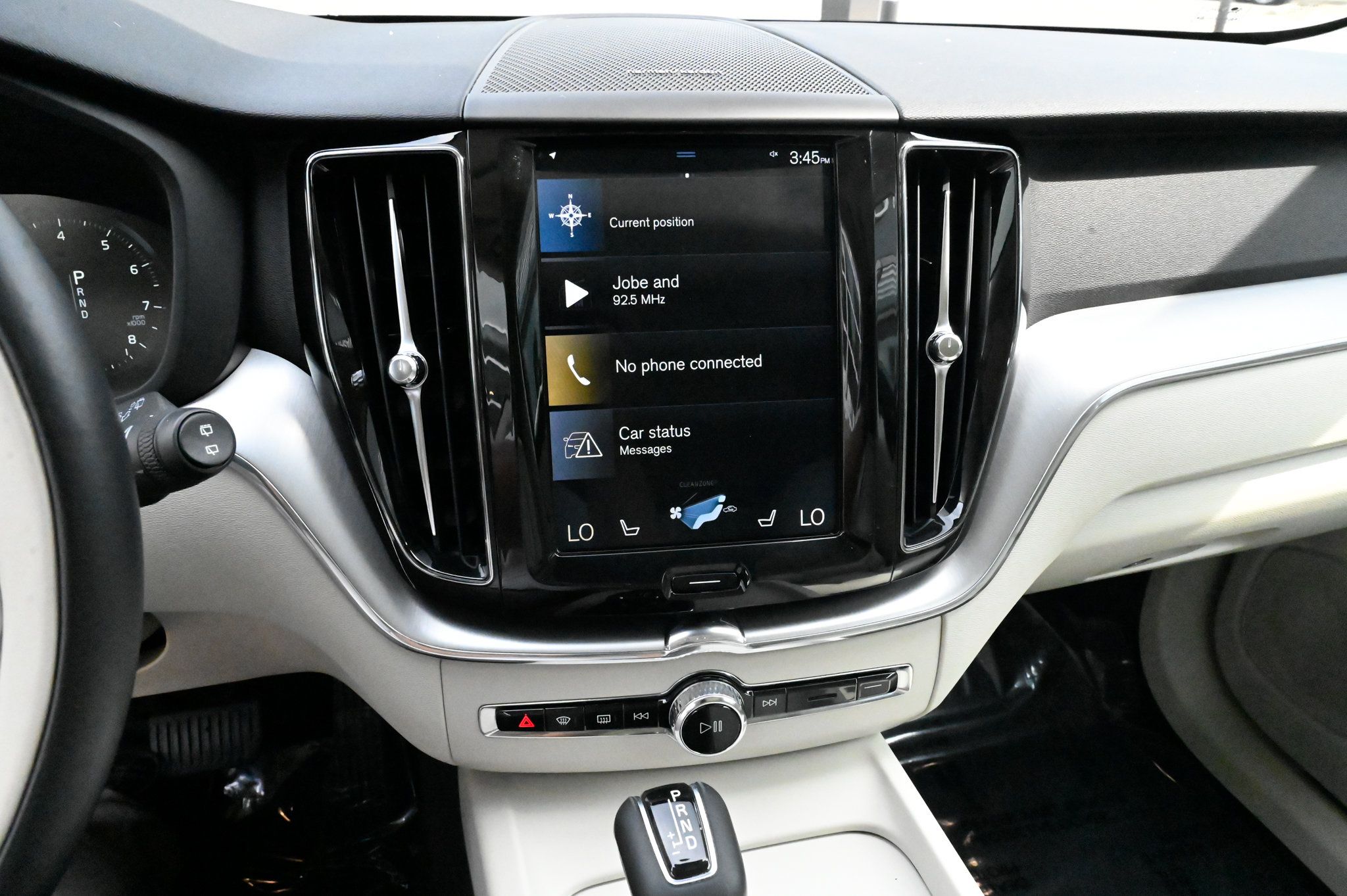 Used 2019 Volvo XC60 T5 Momentum w/ Multimedia Package AWD/4WD image 28