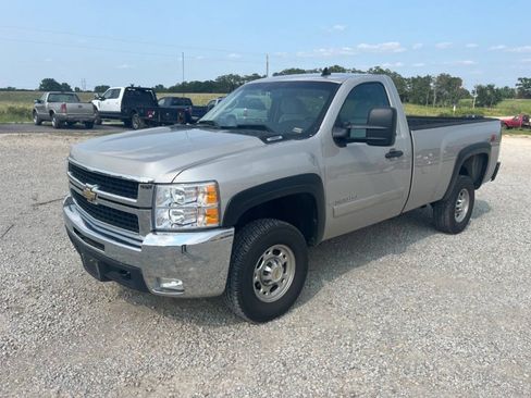 Used 2007 Chevrolet Silverado 2500 LT w/ Suspension Package, Off-Road AWD/4WD image 2