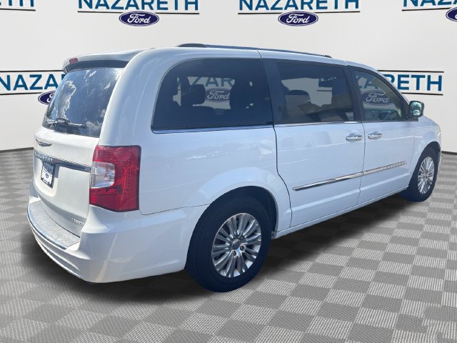Used 2016 Chrysler Town & Country Limited FWD image 7
