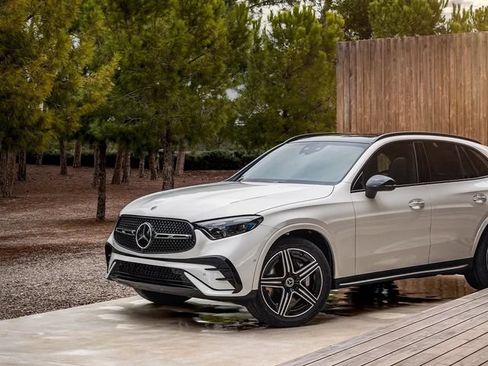 Used 2025 Mercedes-Benz GLC 350e 4MATIC image 2