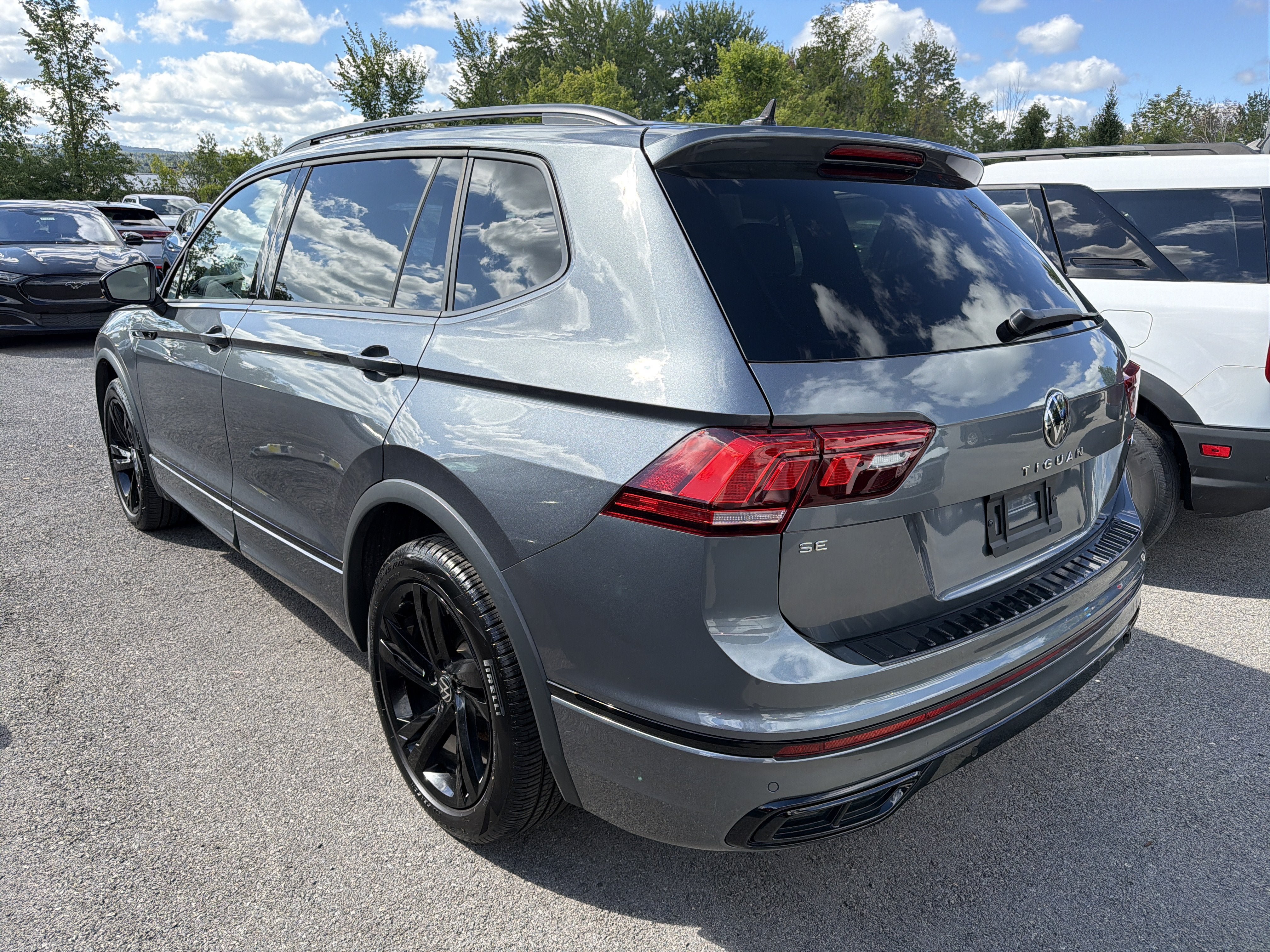 Used 2024 Volkswagen Tiguan SE R-Line AWD/4WD image 5