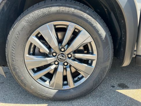 Used 2022 Nissan Pathfinder SV AWD/4WD image 17