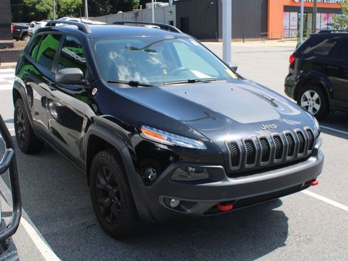 Used 2018 Jeep Cherokee Trailhawk w/ Comfort/Convenience Group AWD/4WD image 3