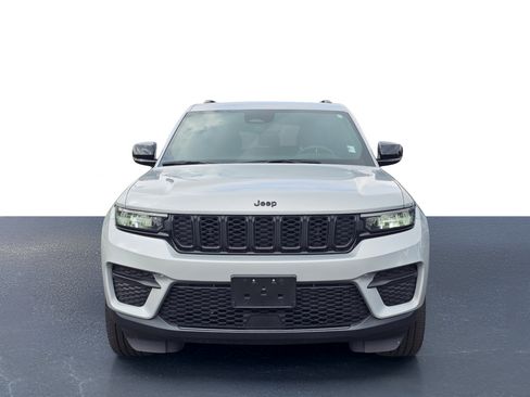 Used 2023 Jeep Grand Cherokee Altitude AWD/4WD image 2