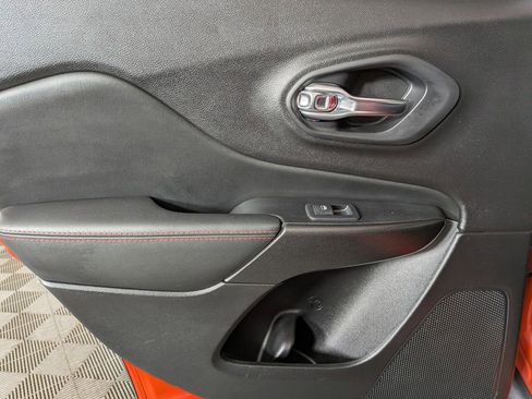 Certified 2021 Jeep Cherokee Trailhawk w/ Premium Leather Package image 33