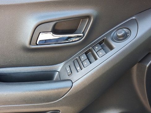 Used 2022 Chevrolet Trax LT w/ LT Convenience Package image 12