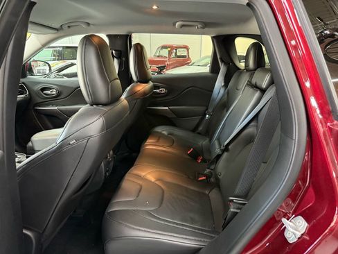 Used 2019 Jeep Cherokee Limited AWD/4WD image 13
