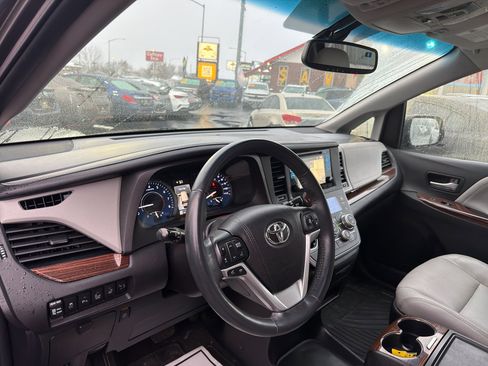 Used 2016 Toyota Sienna Limited image 10