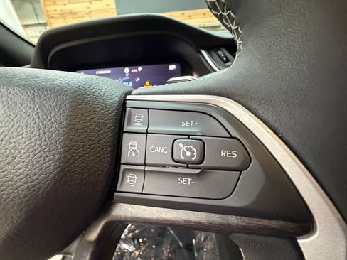 Used 2023 Jeep Grand Cherokee Limited w/ Luxury Tech Group II image 24