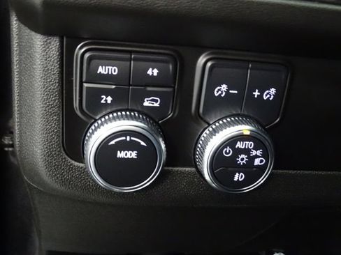 Certified 2023 GMC Yukon SLT w/ SLT Premium Package AWD/4WD image 11