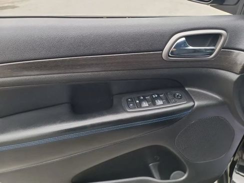 Used 2018 Jeep Grand Cherokee Laredo AWD/4WD image 13