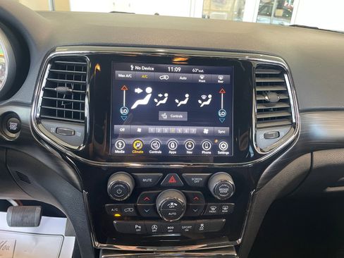 Used 2021 Jeep Grand Cherokee Laredo X image 12