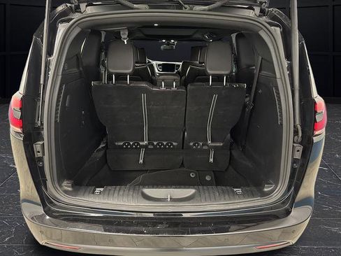 Certified 2025 Chrysler Pacifica Limited image 9