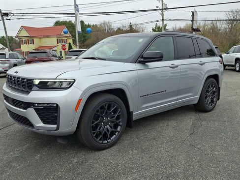 New 2026 Jeep Grand Cherokee Summit image 3