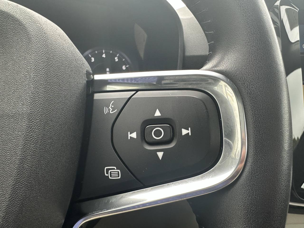 Used 2021 Volvo XC40 T4 Inscription FWD image 11