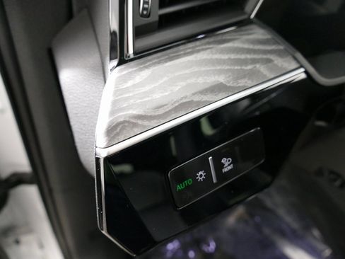 Used 2023 Audi e-tron Premium Plus image 15