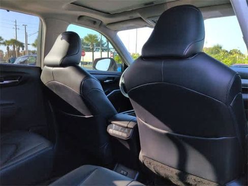 Used 2020 Toyota Highlander XLE image 19