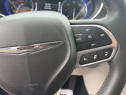 Used 2024 Chrysler Pacifica Touring-L FWD image 19