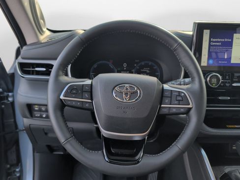 Used 2024 Toyota Highlander Platinum FWD image 13