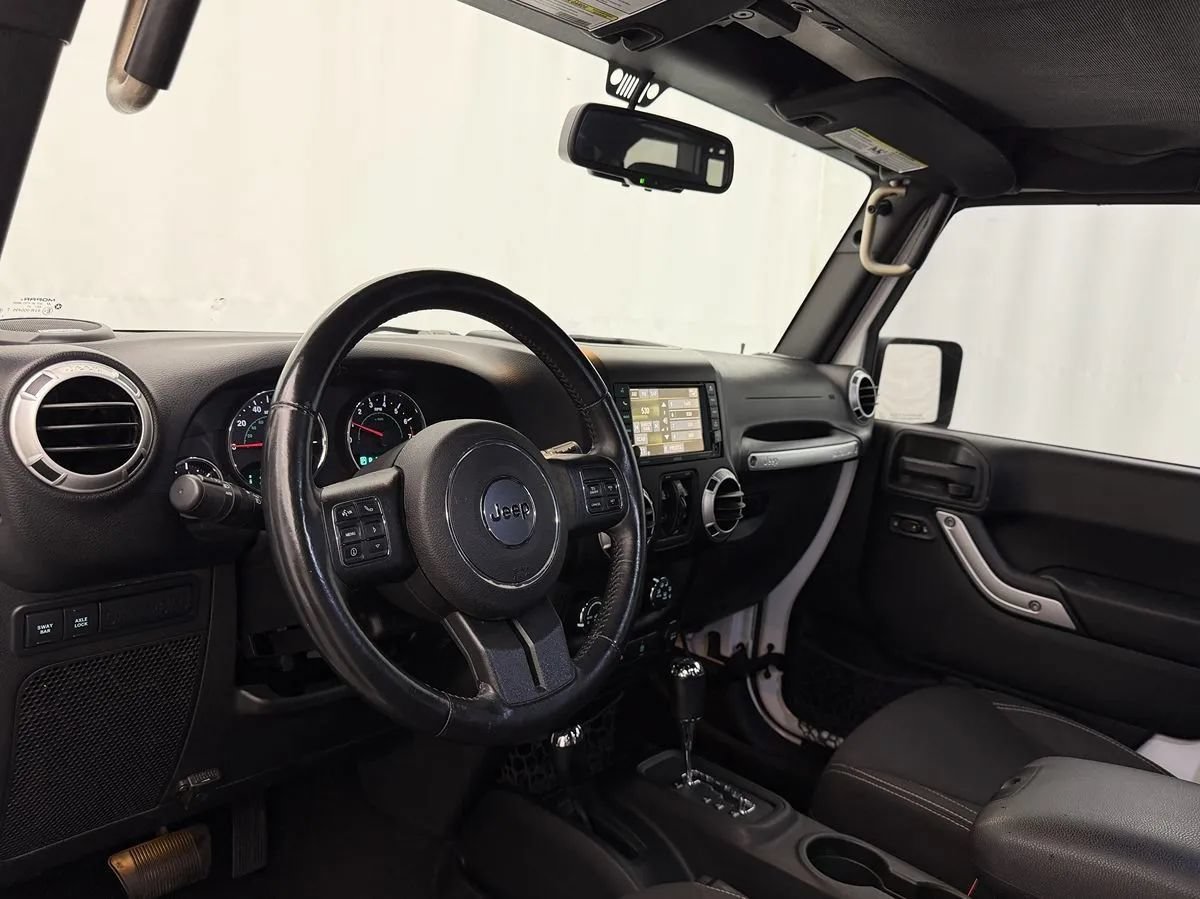 Used 2015 Jeep Wrangler Unlimited Rubicon w/ Connectivity Group AWD/4WD image 7