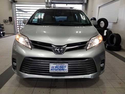 Used 2020 Toyota Sienna XLE image 20
