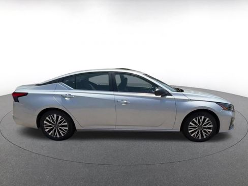 Used 2025 Nissan Altima 2.5 SV FWD image 16