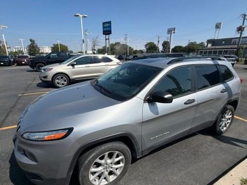 Used 2016 Jeep Cherokee Sport w/ Cold Weather Group FWD image 2