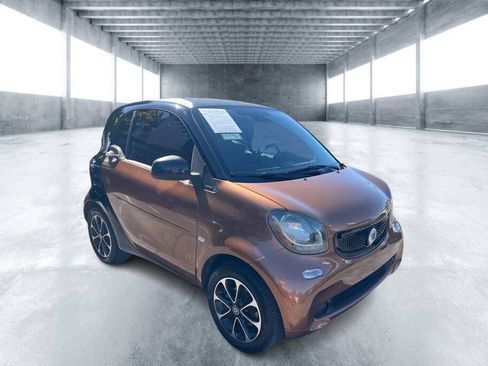 Used 2016 smart fortwo pure RWD image 2