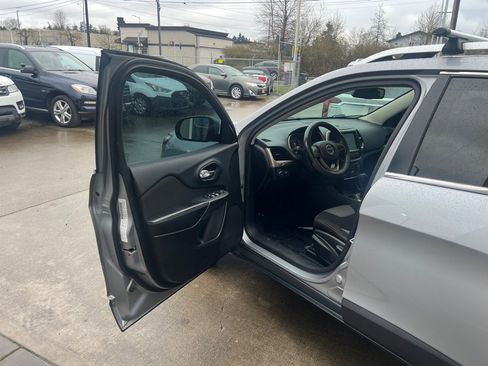 Used 2014 Jeep Cherokee Latitude image 11