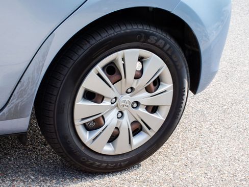Used 2013 Toyota Yaris LE FWD image 6
