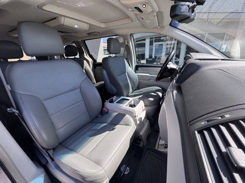 Used 2011 Volkswagen Routan SEL FWD image 47