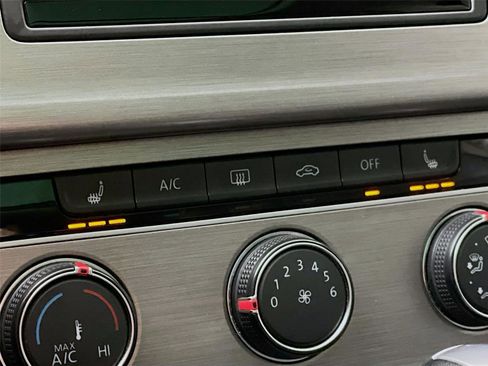 Used 2016 Volkswagen Golf Limited Edition image 22