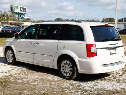 Used 2012 Chrysler Town & Country Limited image 5