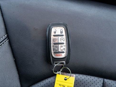 Used 2024 Chrysler Pacifica Select image 33