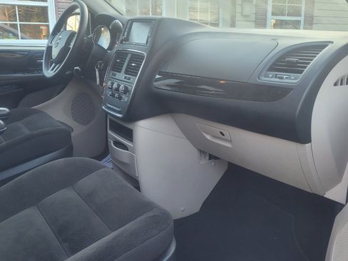 Used 2018 Dodge Grand Caravan SE w/ UConnect Hands-Free Group image 23