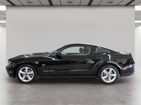 Used 2010 Ford Mustang GT image 3