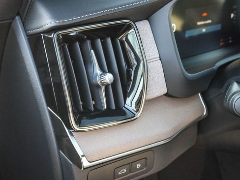 New 2026 Volvo XC90 T8 Plus w/ Protection Package Premier image 32