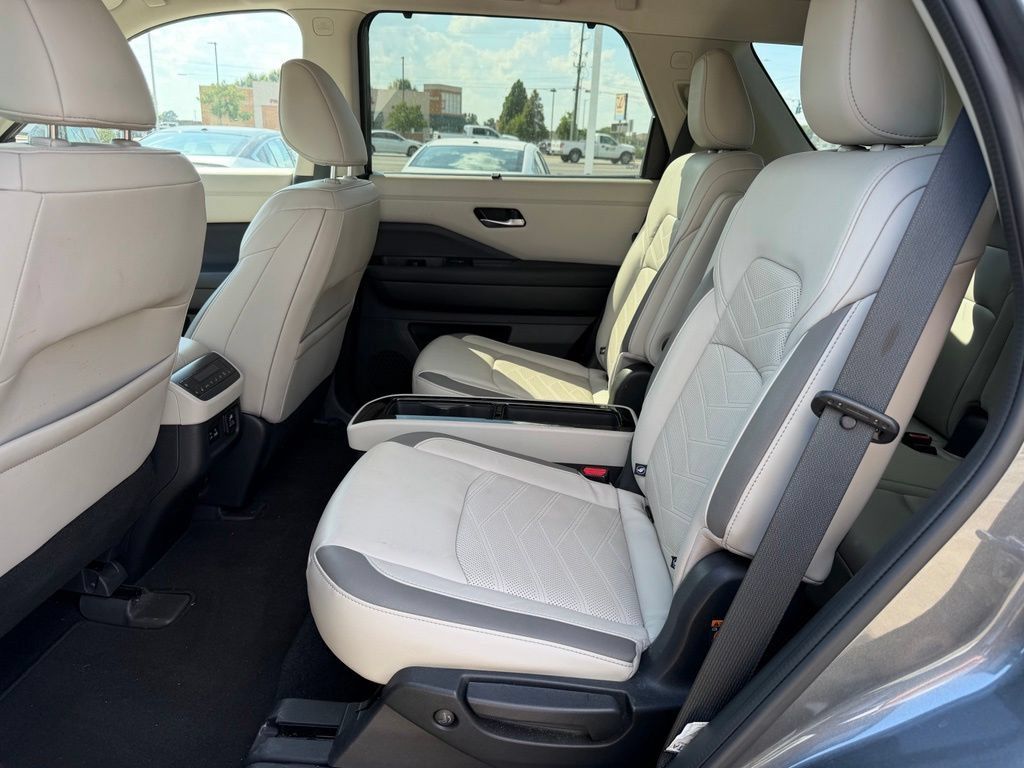 Used 2022 Nissan Pathfinder Platinum w/ Lighting Package (N92) FWD image 12