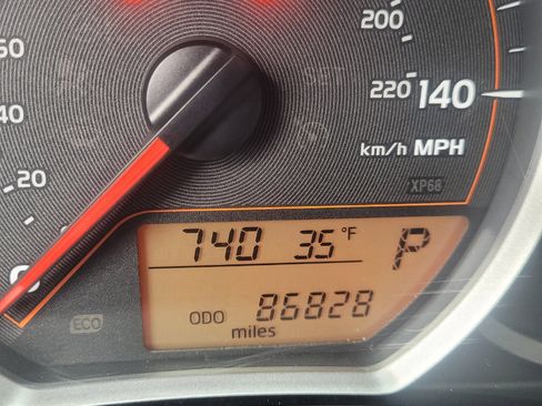 Used 2014 Toyota Yaris LE image 16