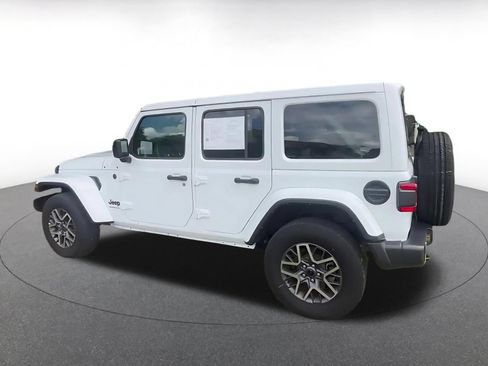 Used 2025 Jeep Wrangler Unlimited Sahara AWD/4WD image 10