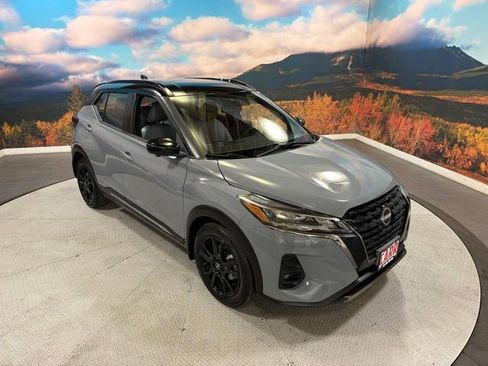 Used 2022 Nissan Kicks SR w/ Premium Package FWD image 2