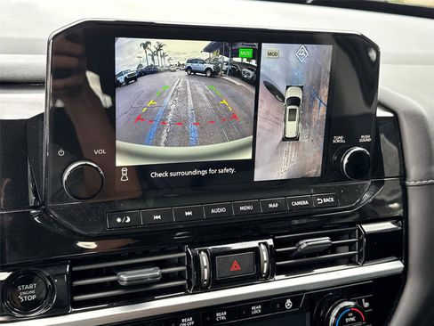 Used 2025 Nissan Pathfinder SL FWD image 30