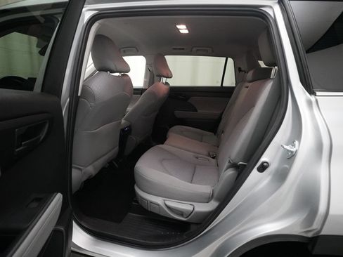 Used 2024 Toyota Highlander LE AWD/4WD image 32