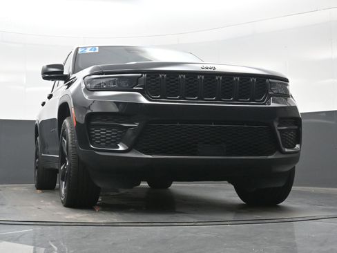 Used 2024 Jeep Grand Cherokee Altitude image 32