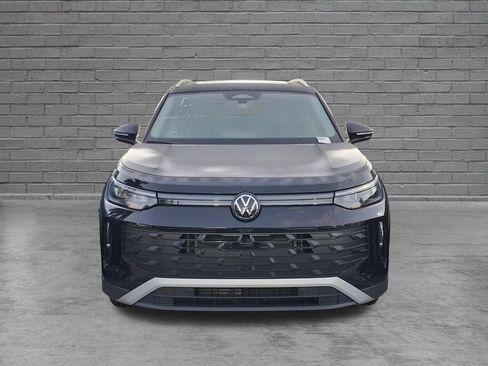New 2026 Volkswagen Tiguan SE FWD image 2