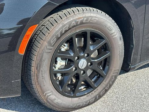 Used 2023 Chrysler Pacifica Touring-L FWD image 7