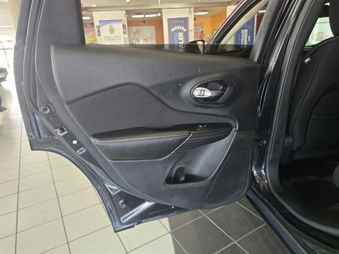 Used 2014 Jeep Cherokee Latitude AWD/4WD image 10
